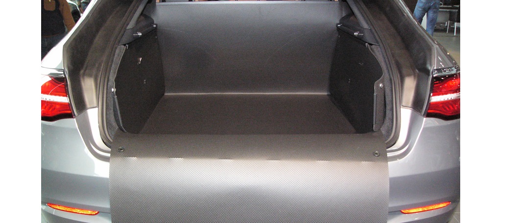 Dieser Kofferraumschutz schützt nicht nur den Kofferraum sondern auch vollständig die Stoßstange.